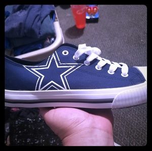 Men's size 9 low top converse type shoes.